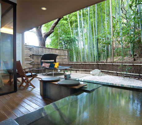 Blessed by the natural sounds of the Hatsukawa River,the scent of the ocean, and abundant hot springs.
