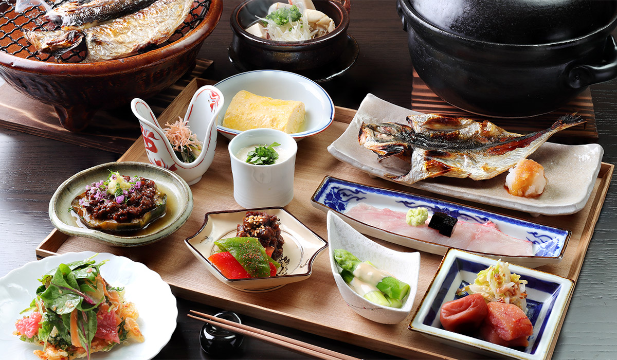 BREAKFAST 朝 食